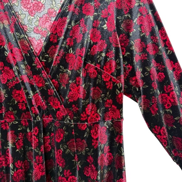TORRID Black Velvet Red Rose Faux Wrap Front Women’s  Whimsigoth Dress Sz 1X - Picture 6 of 12